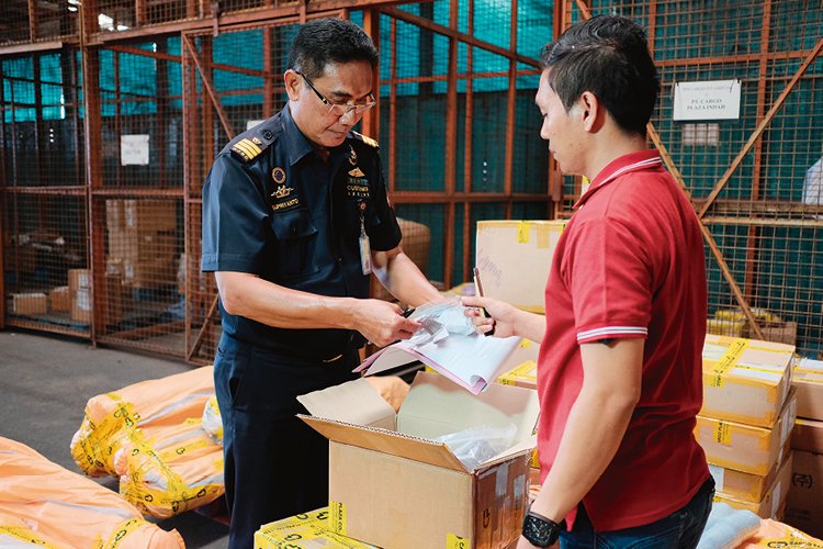低價進口商品持續增加，各國除縮減免稅優惠，也要求業者提供完整資料，強化實體查驗與商品安全管理。