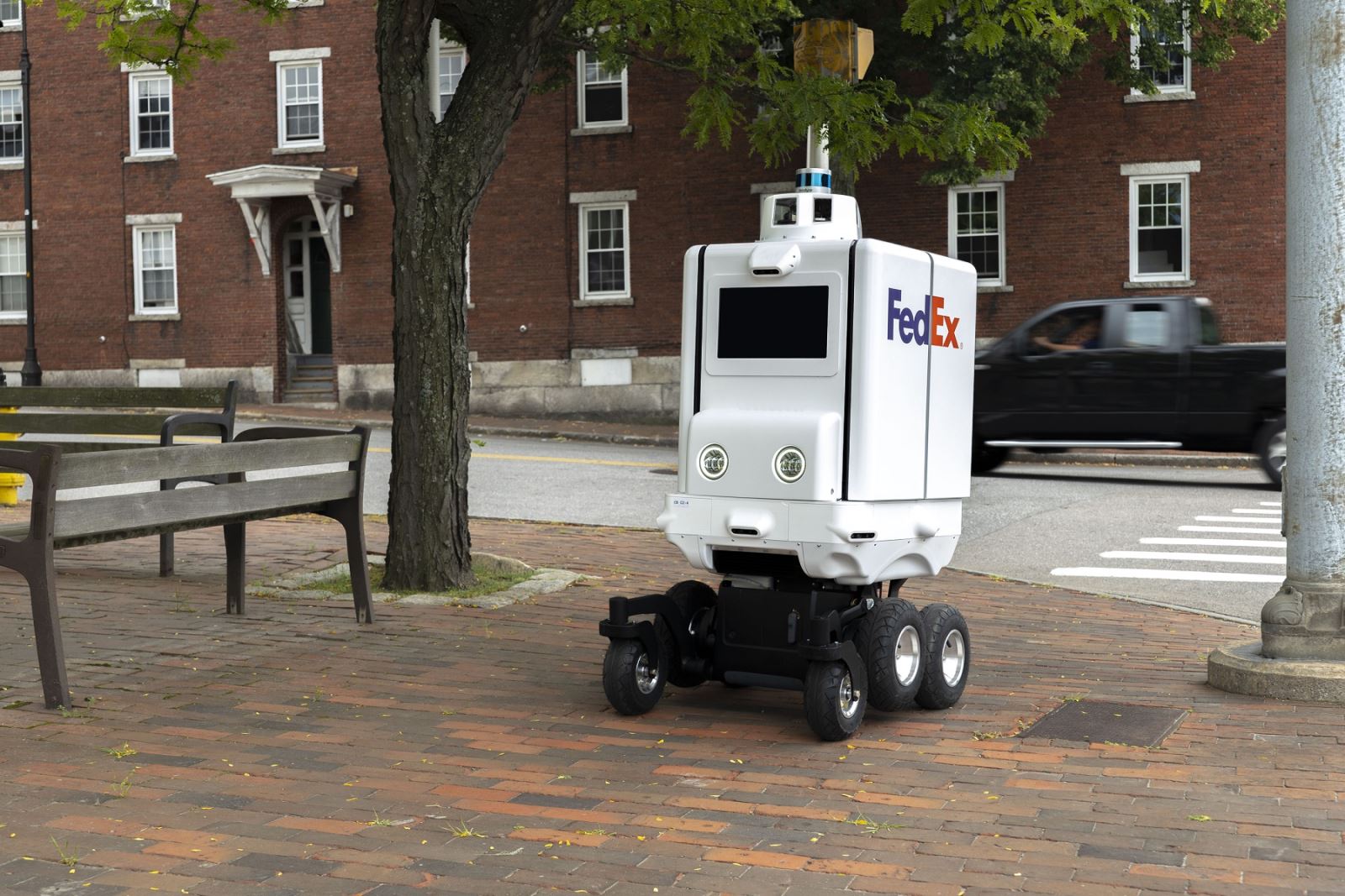 圖說二：針對物流的最後一哩路遞送，聯邦快遞開發了自動送貨機器人Roxo，為電商市場提供安全又環保的遞送方式。
